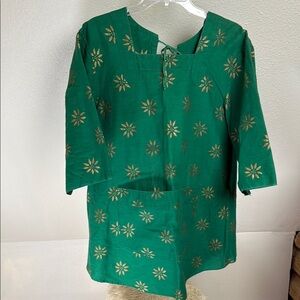 Festive Green Apron w/ Gold Floral Pattern  large pocket on front. Ties at back